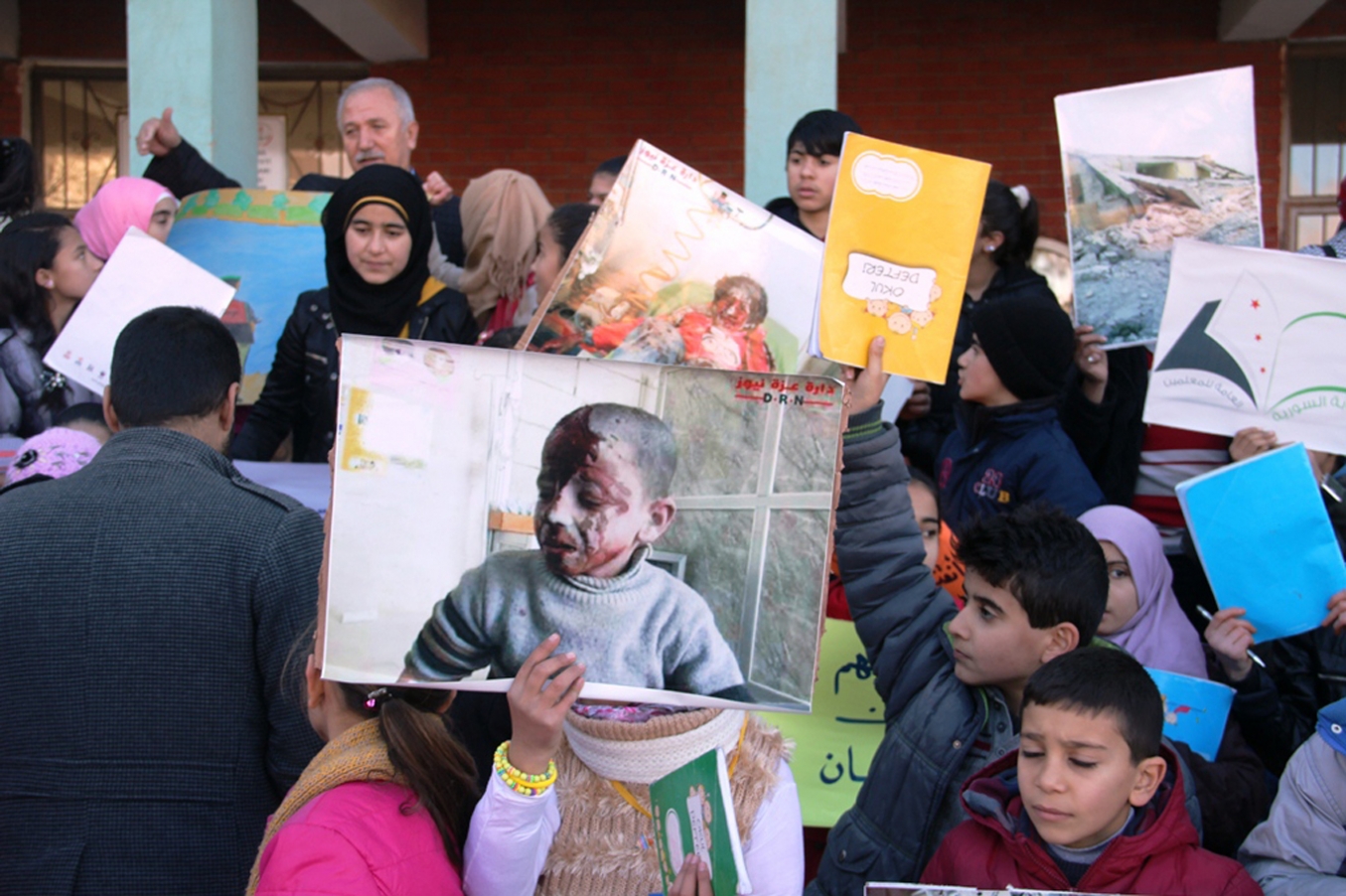 Suriyeli sığınmacılar Rusya’nın okul saldırılarını protesto etti